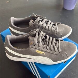 Puma Gray and White Athletic Shoes Sleek Design